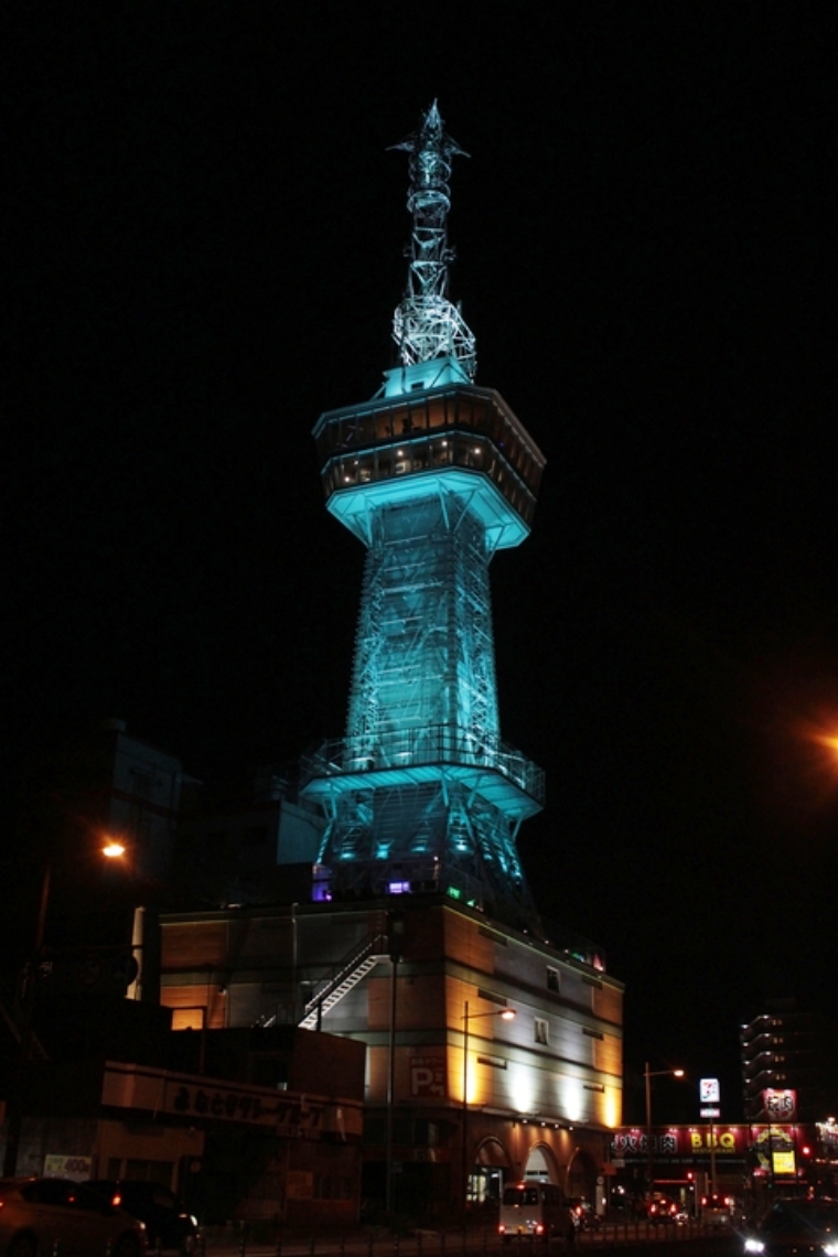 日本夜景遺産に選ばれた別府タワー。泉都の夜を明るく照らしている＝別府市北浜