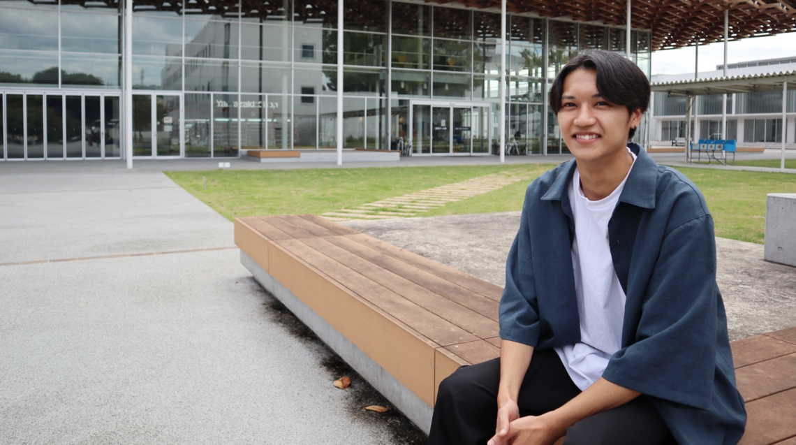 情報コミュニケーション学科・地域ビジネスコース２年の三原海人さん。４月から大分大経済学部への編入が決まっている