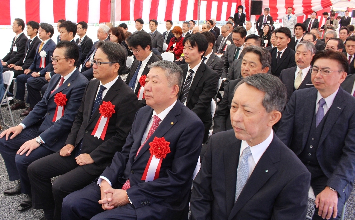 起工式に臨む関係者＝１７日、大分市末広町