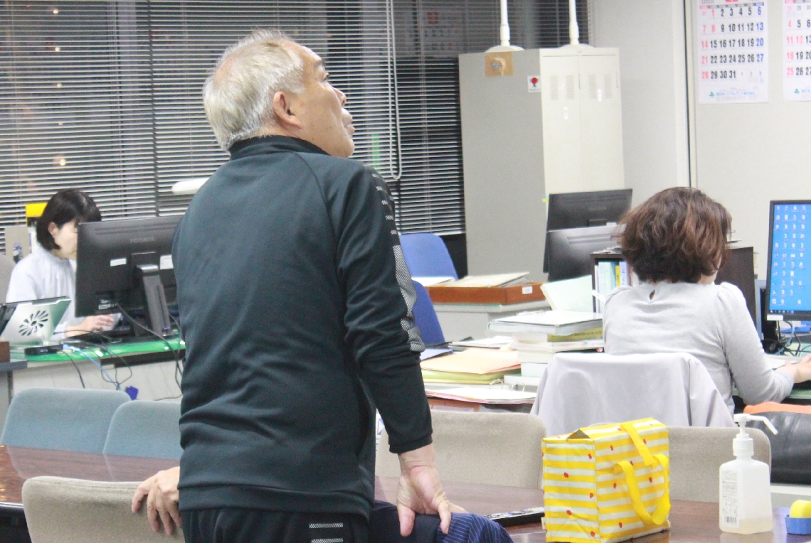 地震を受け情報収集に当たる大分県職員＝１８日午前０時ごろ、県庁