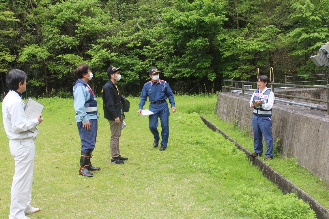 壁の高さを確認する参加者＝２６日、日田市大山町西大山の大山ダム