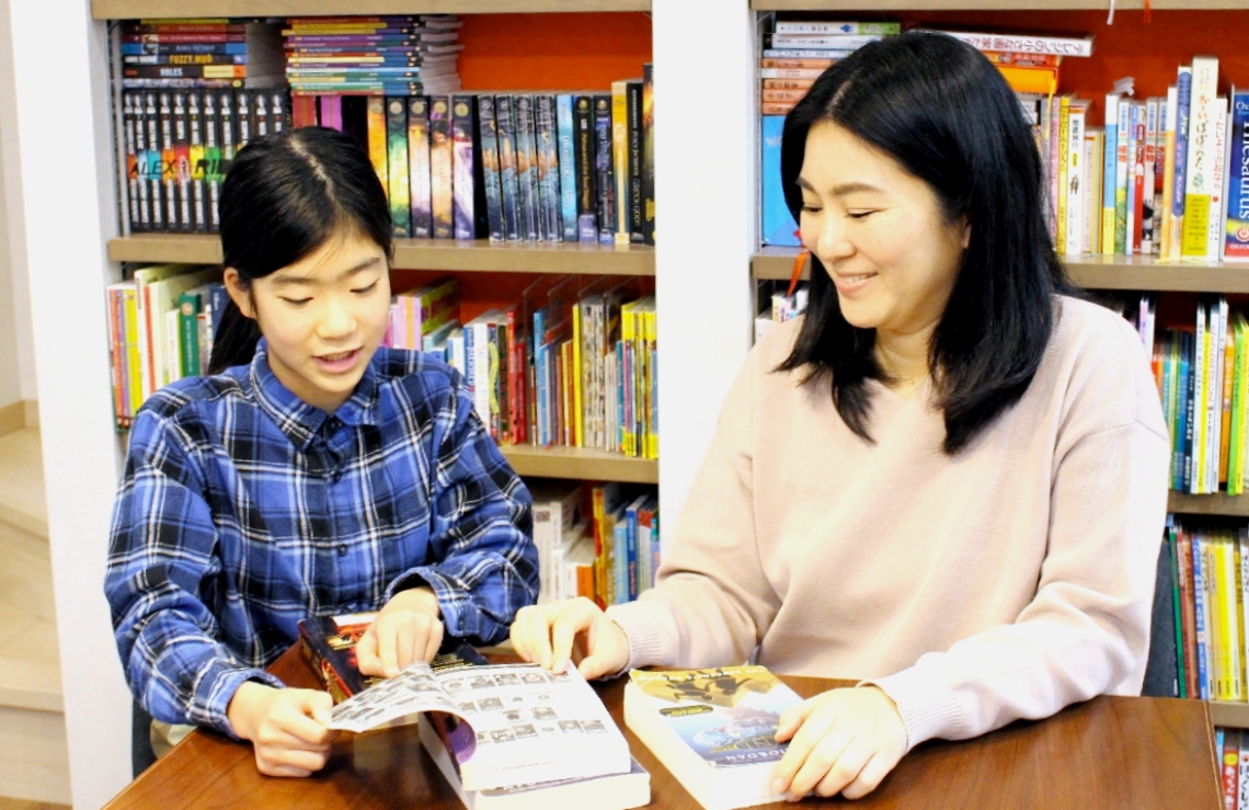お気に入りの本について語り合うすみれさん（左）と母あざれさん
