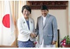 握手する上川外相（左）とネパールのシュレスタ副首相兼外相＝５日、カトマンズ（外務省提供・共同）