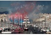 パリ五輪の聖火を運び、南部マルセイユの旧港に到着した巨大な帆船＝８日（ロイター＝共同）
