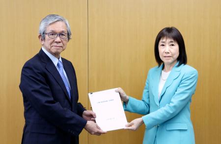 川本裕子人事院総裁（右）に中間報告を手渡す「人事行政諮問会議」の森田朗座長＝９日午後、東京都千代田区
