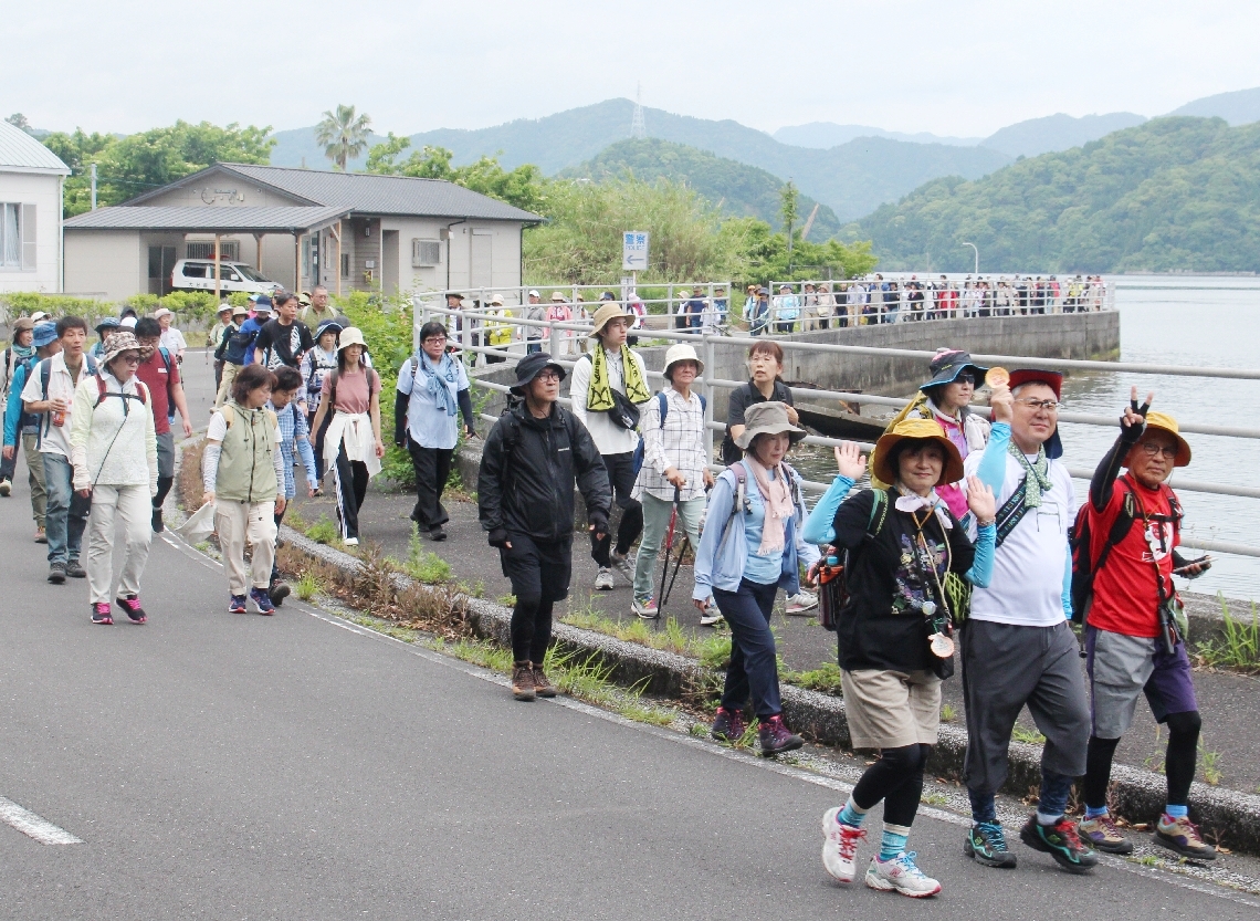 海と山のコースを満喫する参加者＝佐伯市大入島