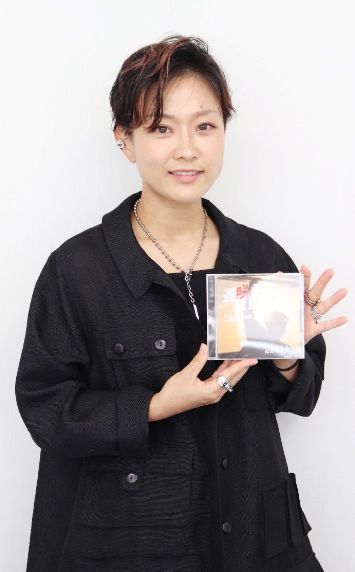 「多くの人に聴いてもらい、口ずさんでほしい」と語るゆあさみちるさん＝大分市府内町のハニカムプラザ