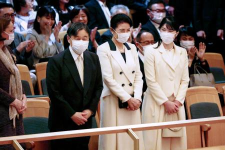 ウィーン少年合唱団のコンサートを鑑賞するため、東京オペラシティに到着された天皇、皇后両陛下と長女愛子さま＝７日午後、東京都新宿区（代表撮影）