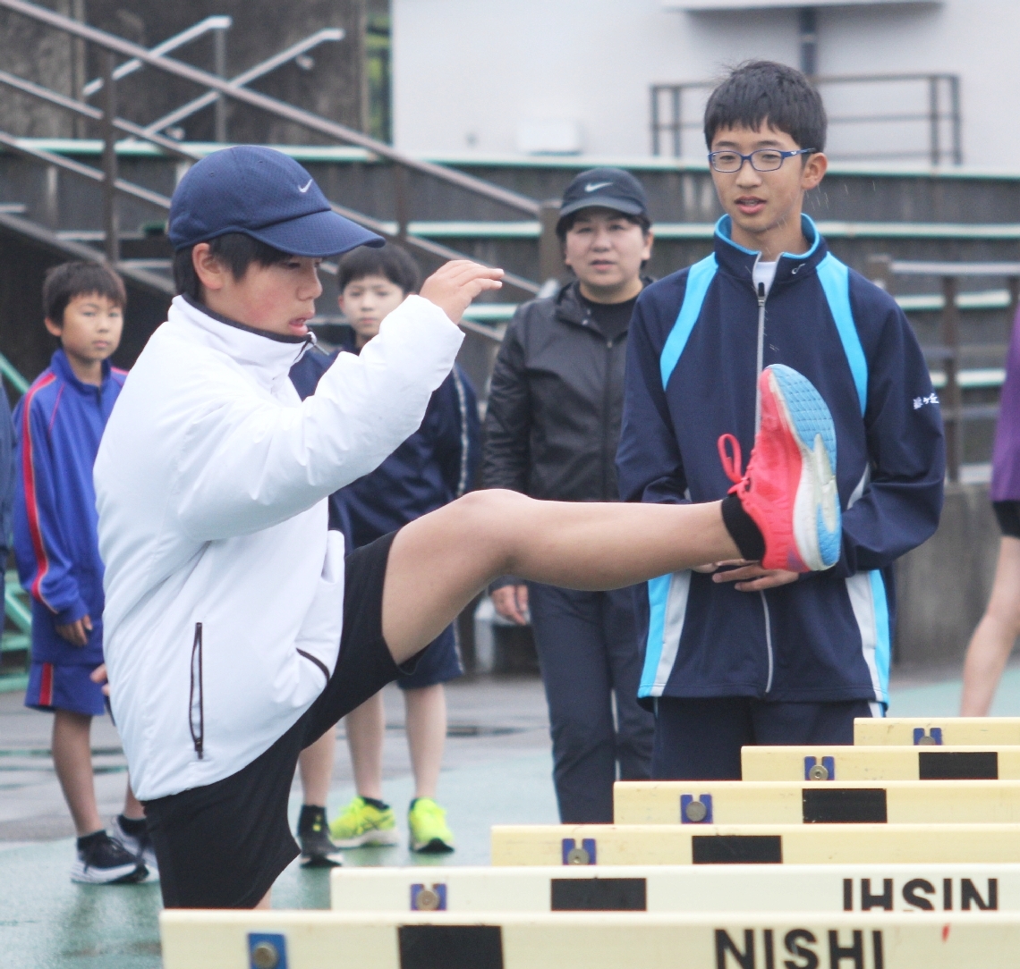 土曜日に「ＴＡＫＥＴＡ　Ｔ＆Ｆ」で活動する竹田市内の中学生ら＝４月下旬、同市竹田の竹田丸福陸上競技場