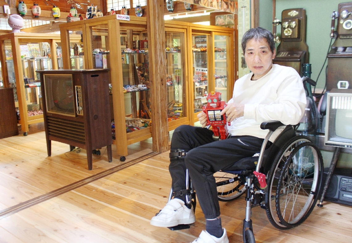 昭和レトロ満英館を運営する村本浩幸館長＝津久見市上青江