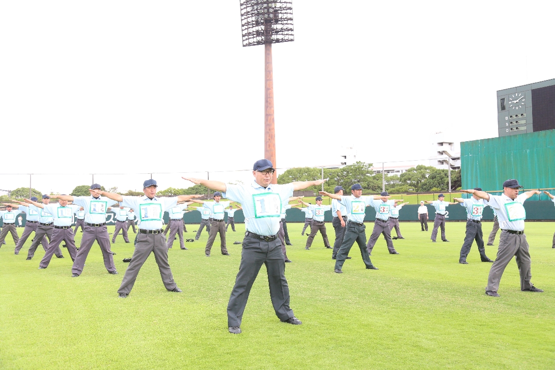基本的な動作を確認する審判員＝別大興産スタジアム
