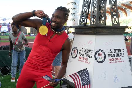 パリ五輪米国代表選考会男子１００ｍを制し、笑顔でポーズを取るノア・ライルズ＝２３日、オレゴン州ユージン（ＵＳＡトゥデー・ロイター＝共同）