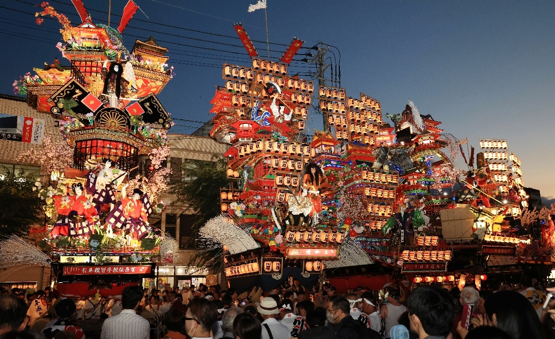 昨年の日田祇園「集団顔見世」。ちょうちんに明かりがともされ、山鉾が幻想的な姿を見せた＝２０２３年７月１６日夜、日田市のＪＲ日田駅前