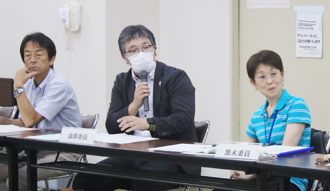 実行委員会で意見を述べる委員＝２７日、大分市大津町