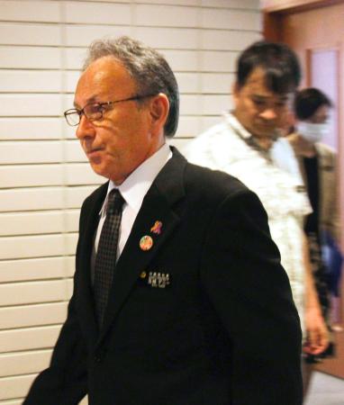 沖縄県議会へ向かう玉城デニー知事。記者団の呼びかけには応じなかった＝２８日午前