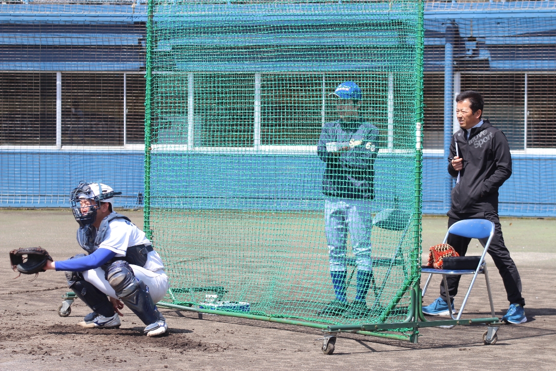 全国各地からやって来た入団希望の学生を審査する高司健司さん（右）＝３月下旬、佐伯市長谷の市総合運動公園屋内運動広場