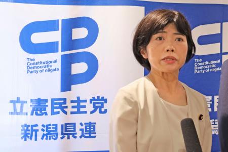 取材に応じる立憲民主党の打越さく良参院議員＝２９日午前、新潟市