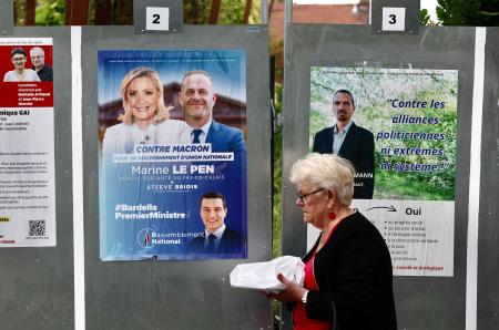 街角に掲示された各党の選挙ポスター＝６月２９日、フランス北部（ロイター＝共同）
