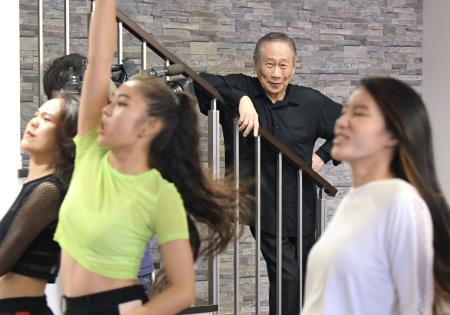 レッスンを見守る「沖縄アクターズスクール」創業者のマキノ正幸さん（奥）＝２０１８年９月、沖縄県北谷町