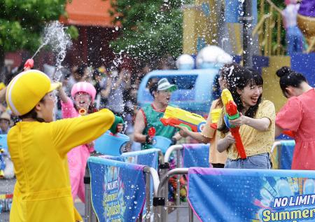 報道関係者に公開されたＵＳＪの夏のイベントで、水をかけ合う招待客ら＝２日午前、大阪市