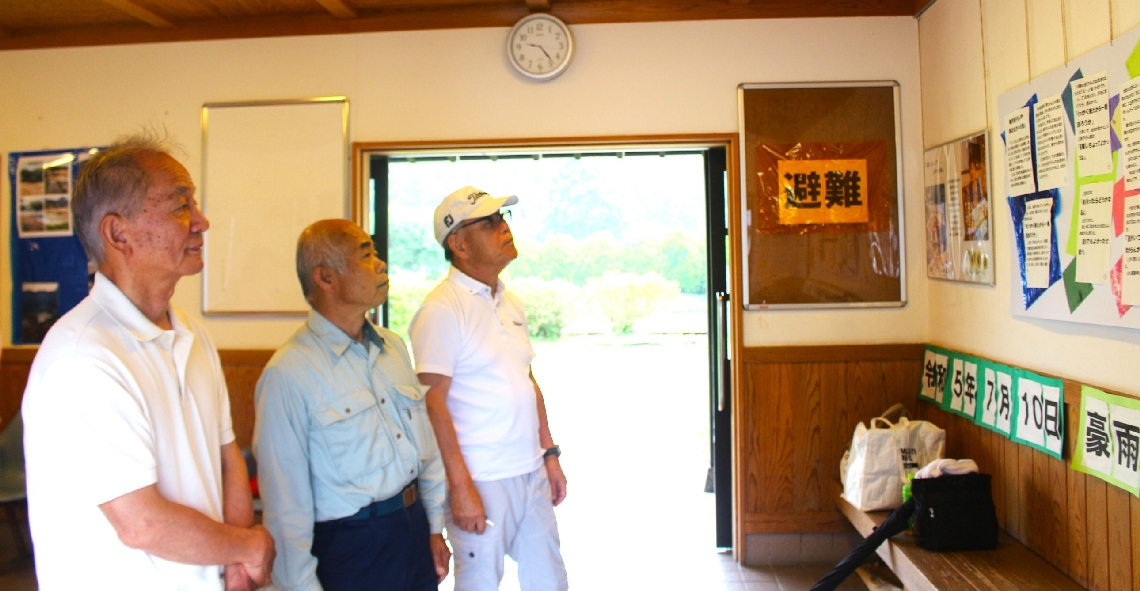 昨年７月の大雨を振り返る展覧会が開かれている旧大鶴駅舎＝日田市大肥