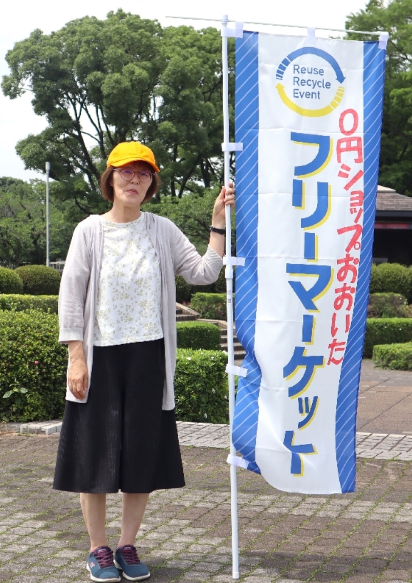 「０円ショップおおいた」を開催する白野里美さん＝大分市の平和市民公園