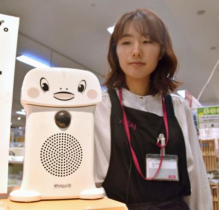 「呼び込み君」を紹介する「イオンスタイル高崎」の守屋美紀さん＝６月、群馬県高崎市