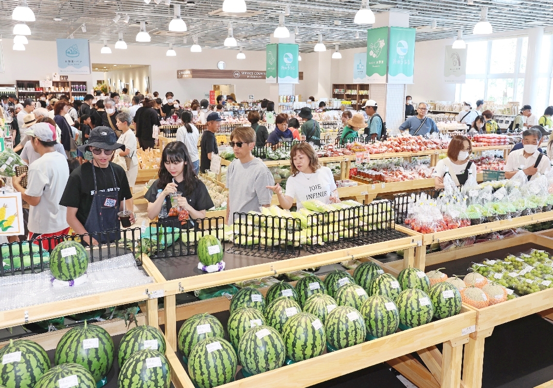初日から大勢の来場者でにぎわう道の駅「たのうらら」＝７日、大分市神崎