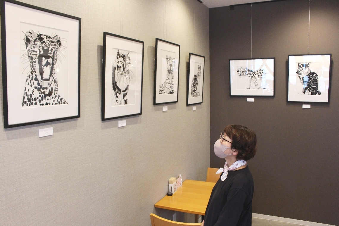 姫野暁さんが描いたネコやチーターなど７点を展示＝大分市希望が丘のかぎのしっぽ