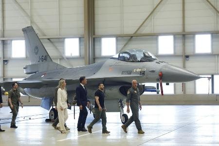 オランダ・アイントホーフェンの空軍基地でＦ１６戦闘機を視察するウクライナのゼレンスキー大統領（右から２人目）ら＝２０２３年８月（ロイター＝共同）
