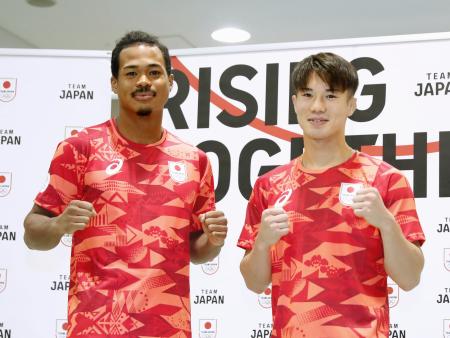 写真撮影に応じるボクシング男子パリ五輪代表で７１キロ級の岡沢セオン（左）と５７キロ級の原田周大＝１１日、東京都北区の味の素ナショナルトレーニングセンター