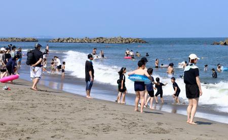 １４年ぶりに海開きした仙台市若林区荒浜の深沼海水浴場＝１５日午後