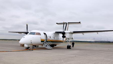 カナダ政府が日本、韓国の漁業監督官と合同で実施した、違法漁業の空中監視で使われた航空機＝９日、北海道千歳市