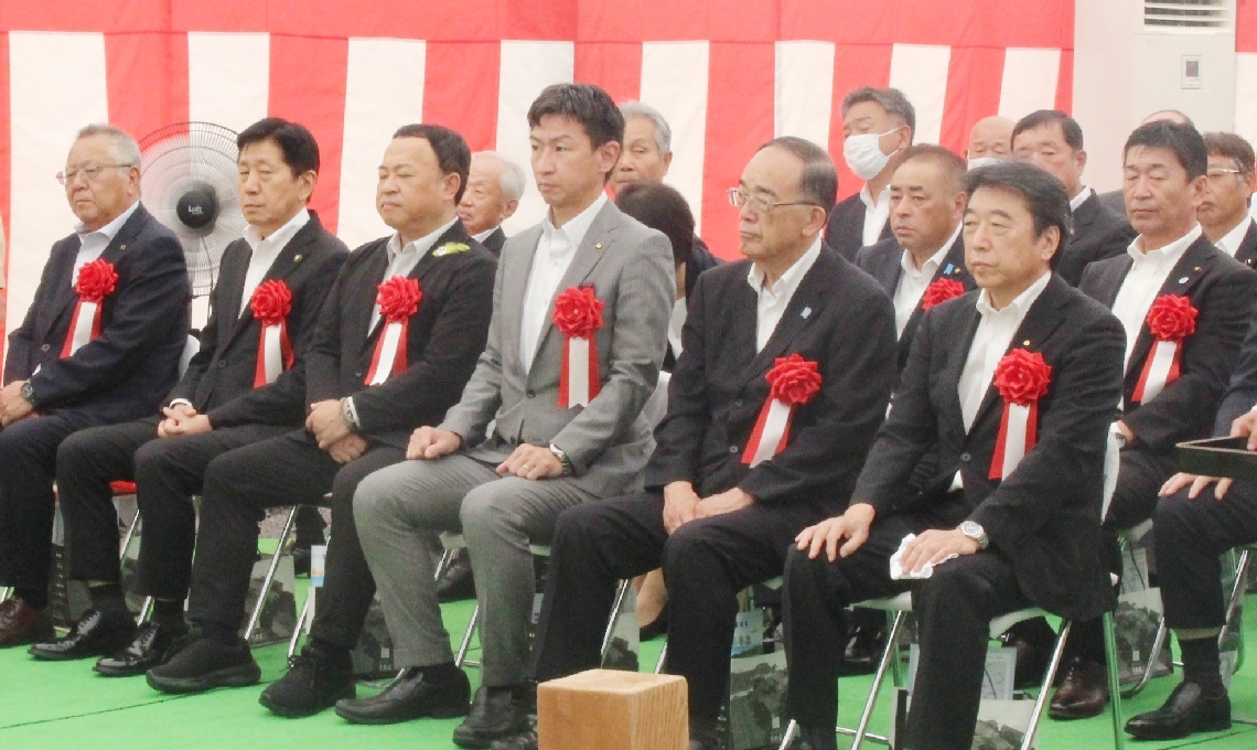 起工式に臨む出席者＝２３日、大分市上戸次