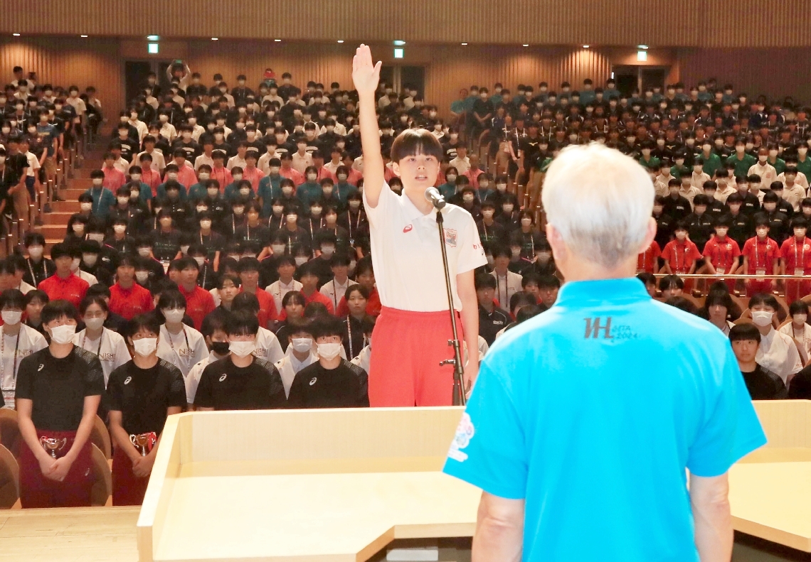 選手宣誓をする東九州龍谷の忠願寺風来主将（中央）＝２５日、中津市豊田町の中津文化会館