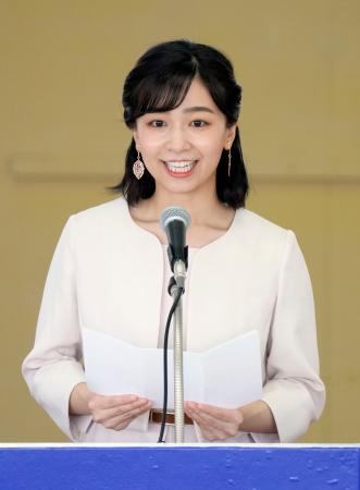 全日本高校馬術競技大会の開会式であいさつされる秋篠宮家の次女佳子さま＝２５日午前、静岡県御殿場市の馬術・スポーツセンター