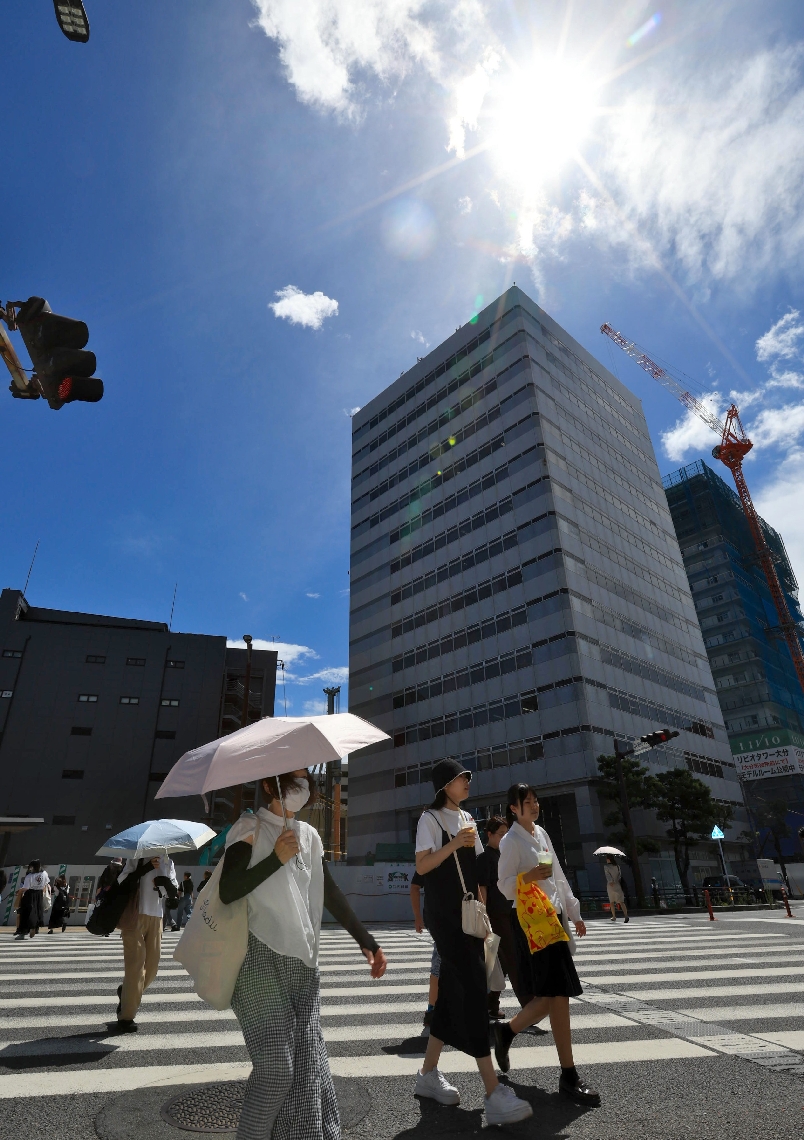 強い日差しが照り付ける大分市中心部＝２５日、大分市中央町