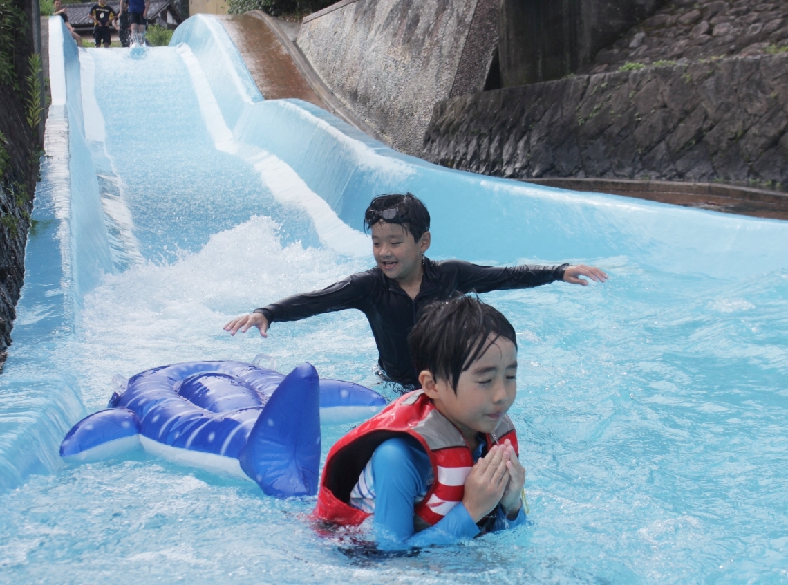 中島公園河川プールで水遊びを楽しむ子どもたち＝竹田市入田