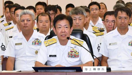海上自衛隊の指揮官を集めた会議であいさつする斎藤聡海上幕僚長（手前）＝２９日午後、防衛省