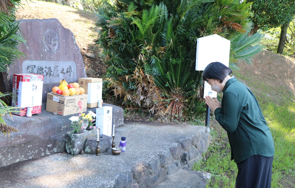 軍艦海鷹之碑前で手を合わせる参列者＝日出町