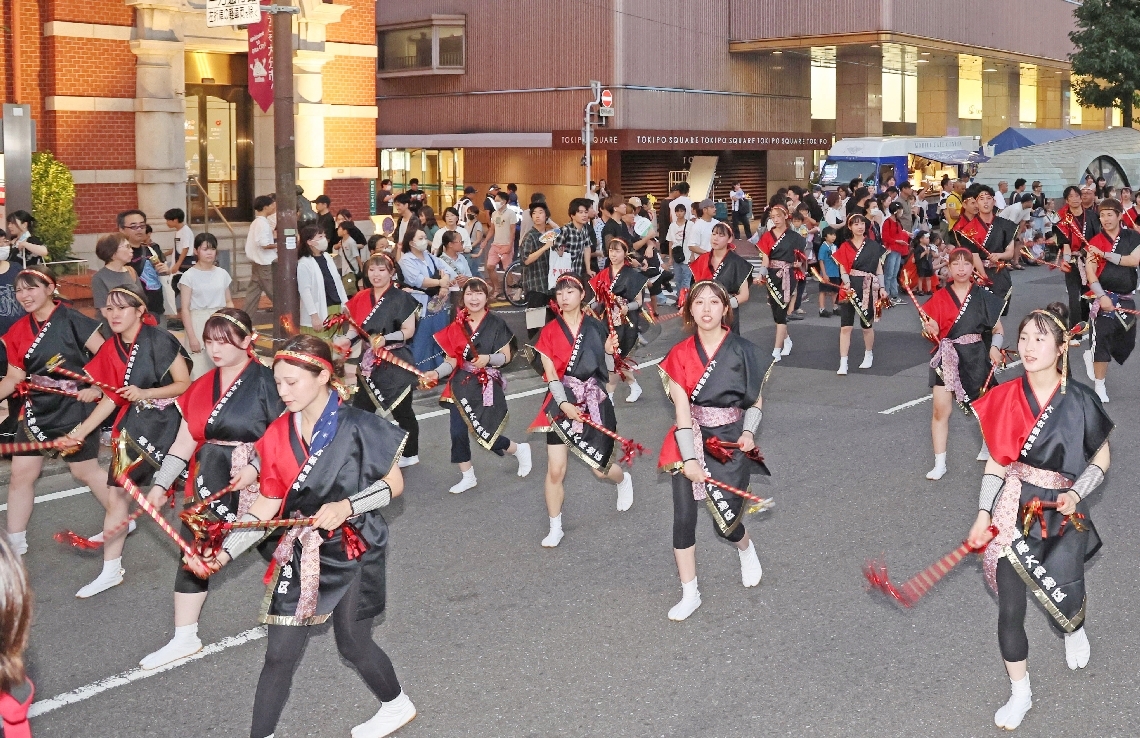 軽快にチキリンばやしを踊る参加者＝３日、大分市