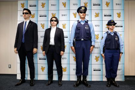 サングラスを着用した姿を報道陣に公開したＳＰ（左）と機動隊員＝５日午前、警視庁本部