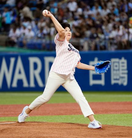 ヤクルト―阪神戦で始球式を務める東京都の小池百合子知事＝６日、神宮球場
