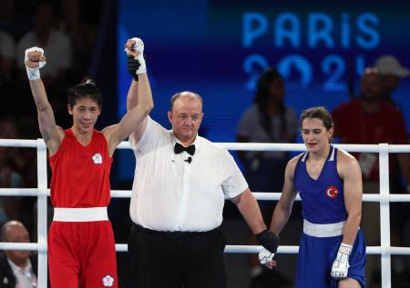 パリ五輪ボクシング女子５７キロ級で決勝進出を決めた台湾の林郁テイ（左）＝７日、パリ（ロイター＝共同）