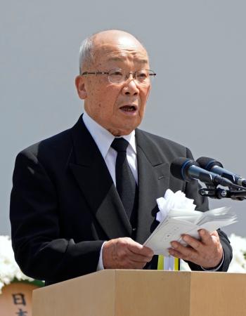 「平和への誓い」を読み上げる被爆者代表の三瀬清一朗さん＝９日午前、長崎市の平和公園