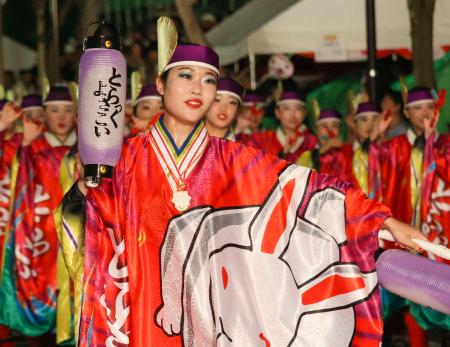 「よさこい祭り」で演舞を披露する踊り子たち＝１０日夜、高知市