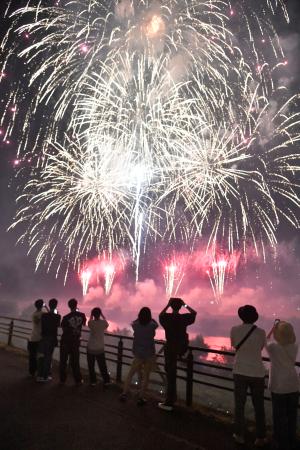 京都府福知山市で開催された花火大会。２０１３年の露店爆発事故以降、大規模な花火大会は中止となっていた＝１１日夜