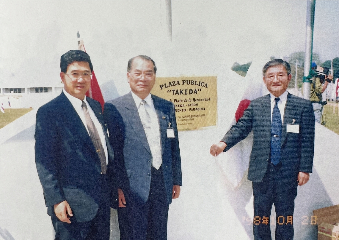 １９９８年に竹田市とサンロレンソ市の姉妹都市２５周年を記念してパラグアイを訪問した竹田市の関係者。竹田の名前を冠した公園も訪れた（竹田市提供）