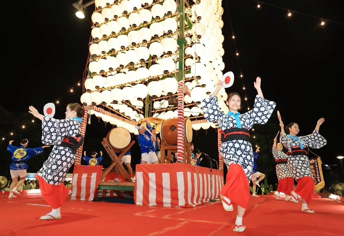 やぐらの上で優雅に草地おどりを舞う草地踊り保存会の踊り子たち＝豊後高田市金谷町の中央公園