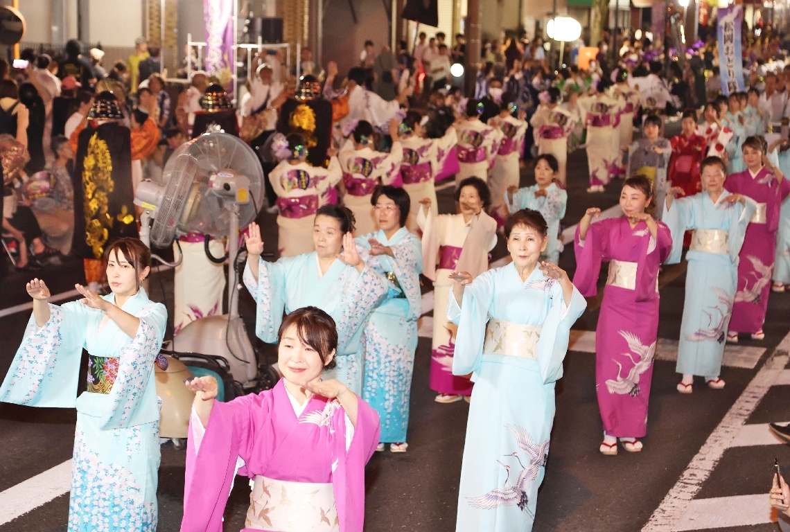 優雅な踊りを披露する「鶴崎おどり保存会」の踊り手ら＝２４日、大分市鶴崎地区